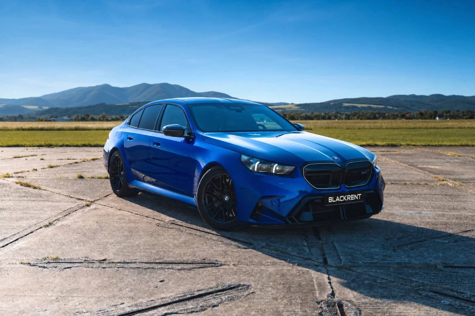 BMW M5 2025 - Kliknutím zobrazíte detail vozidla BMW M5 2025 petrol - Náhľad prémiového vozidla v BlackRent autopožičovni na Slovensku za 174,80€/deň