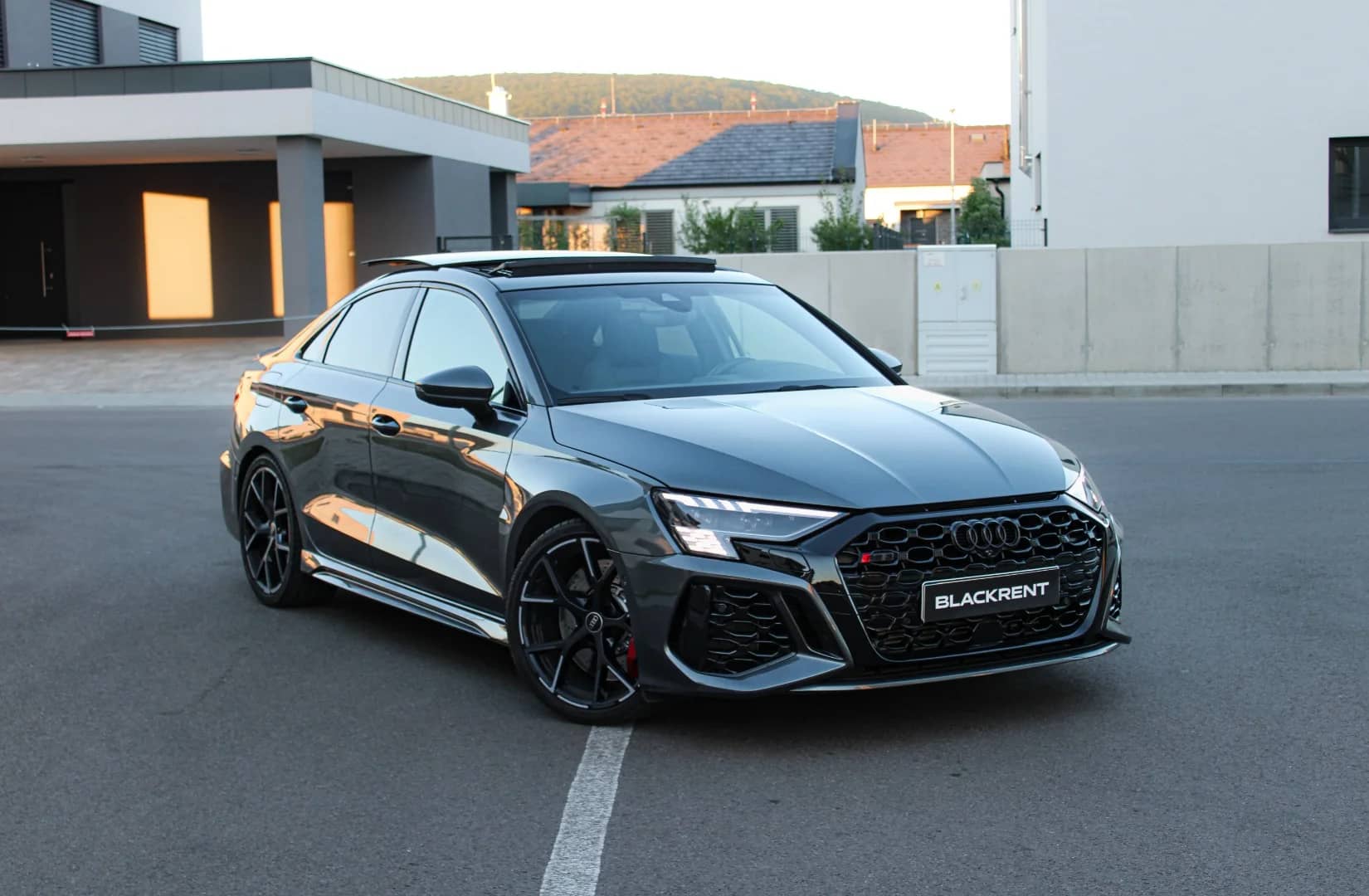 Audi RS3 2023 - Kliknutím zobrazíte detail vozidla Audi RS3 2023 petrol - Náhľad prémiového vozidla v BlackRent autopožičovni na Slovensku za 115,00€/deň